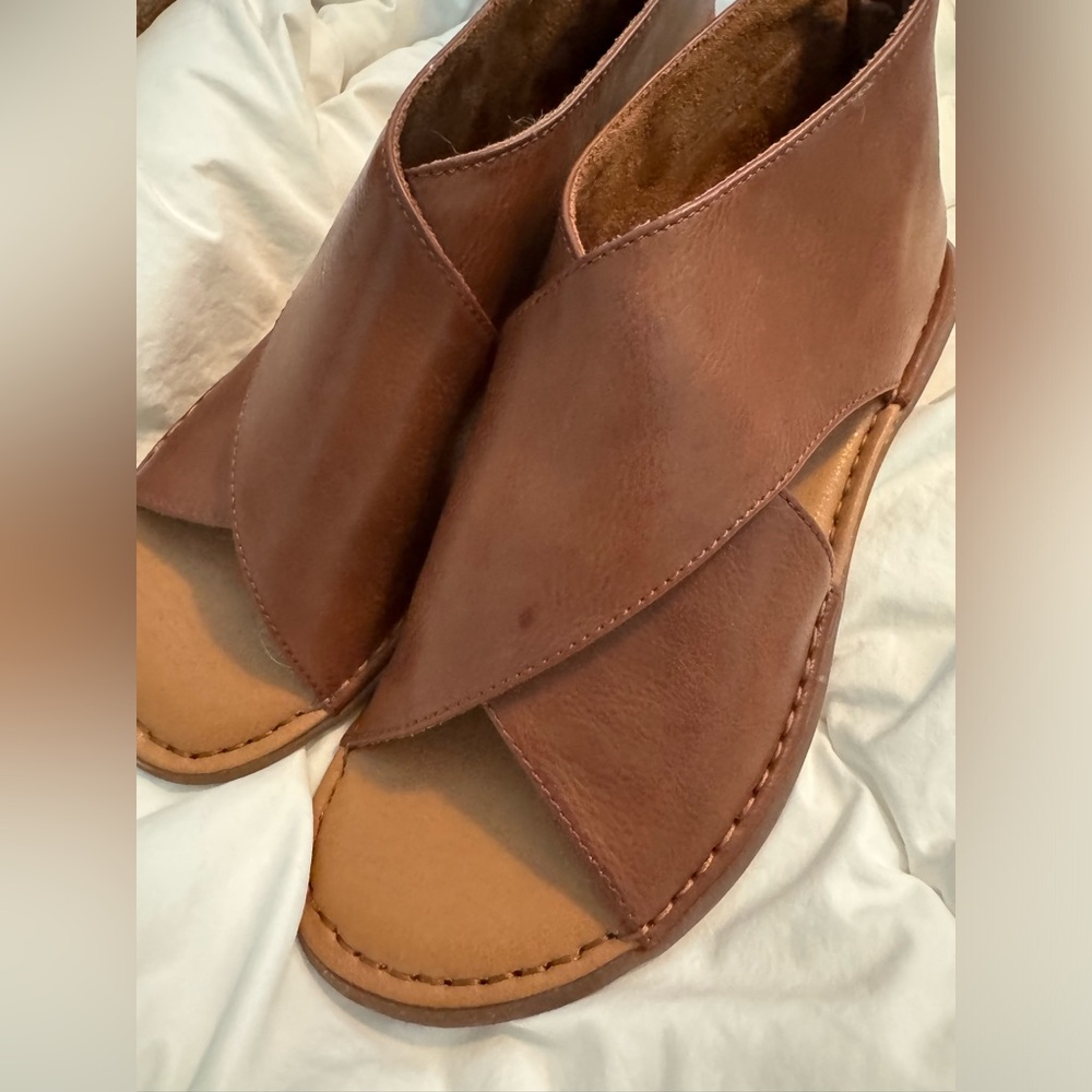 Born IWA cognac leather zip back cross sandals size 8